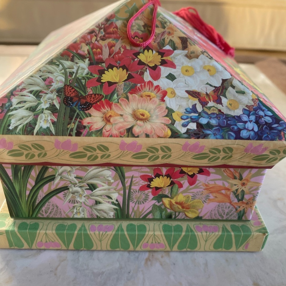 Soap Floral House Shaped Box w/ 2 Lavender Soap Bars - Picture 5 of 5